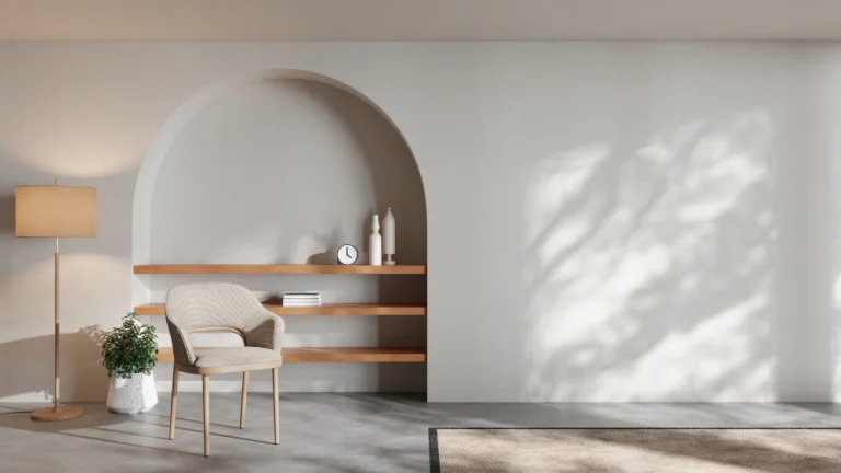 Strak stucwerk op een lichte wand met boognis en houten wandplanken