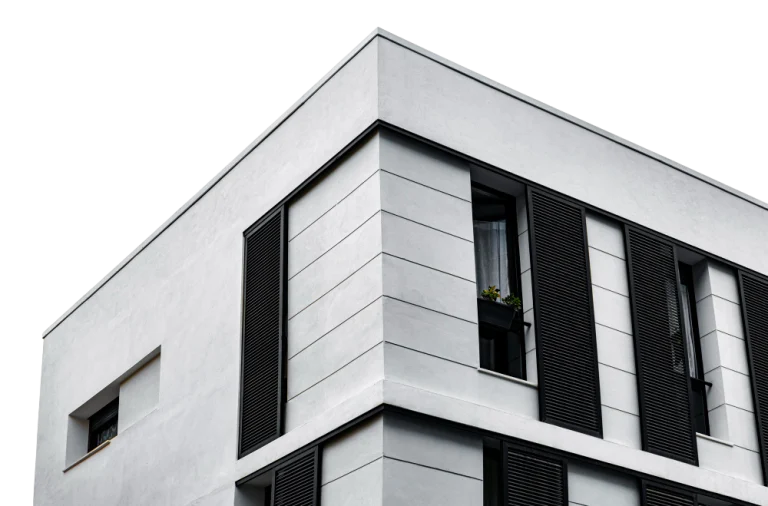 Strak gestuukte witte gevel van een modern appartementengebouw